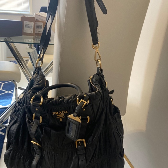 Large leather prada gaufre tote - Picture 2 of 4